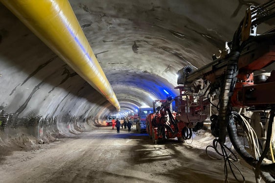 La circonvallazione di Bronzolo è composta principalmente da una galleria artificiale lunga 702 metri che inizia dopo l’attuale accesso nord al paese, sottopassa il Rio Valdagno e termina presso lo svincolo d’accesso sud al paese. (Foto: USP/Gabriel Marciano)