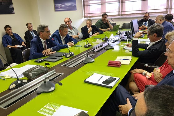La legge provinciale sui grandi predatori al centro di un incontro tra il presidente Kompatscher, l’assessore Schuler e i loro omologhi trentini con Claudio Barbaro, del Ministero dell'Ambiente (Foto: ASP/Davide Cordua)