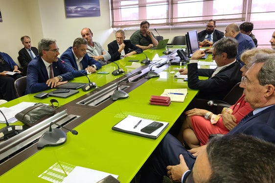 Bei einem hochkarätig besetzten Treffen in Rom mit Staatssekretär Claudio Barbaro an der Spitze stand das Landesgesetz zu den Großraubtieren im Mittelpunkt. Demnächst verfällt die Frist für die Regierung, es anzufechten. Das soll vermieden werden, in den nächsten Tagen gibt es noch technische Treffen, bei denen eine politische Lösung vorbereitet werden soll. (Foto: LPA/Davide Cordua)