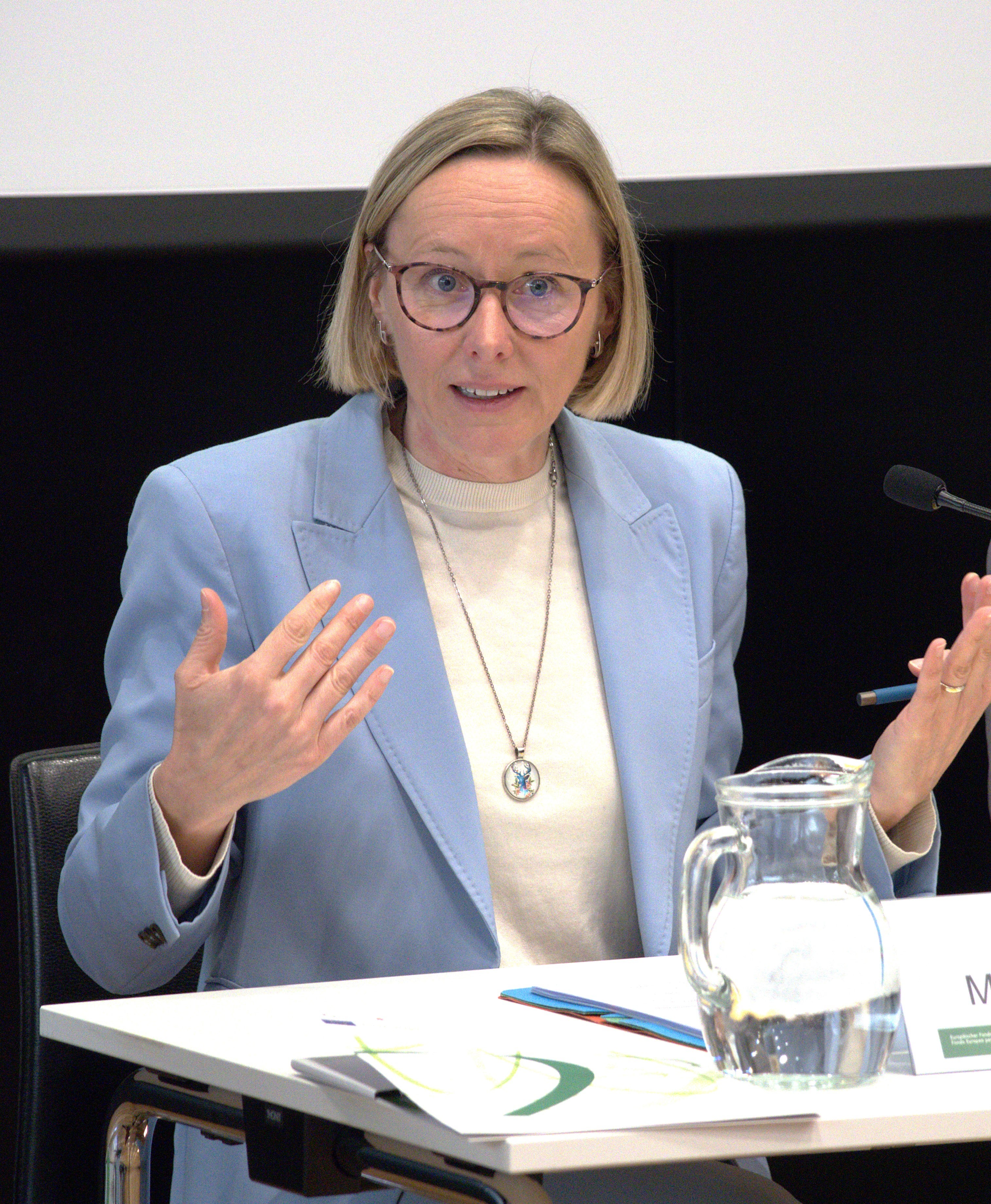 Der Europäische Fonds für regionale Entwicklung hat große Bedeutung für Südtirol. Die Programmperiode 2021-2027 wurde optimal abgewickelt und viele Projekte sind bereits in Umsetzung und zeigen positive Effekte für unser Land, sagte Europa-Landesrätin Magdalena Amhof. (Foto: LPA/Ursula Pirchstaller)