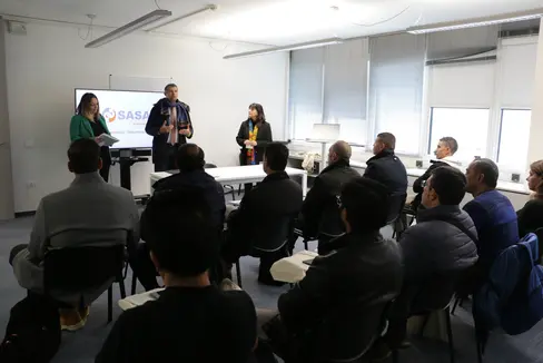 La presidente della SASA Kofler, l'assessore provinciale Alfreider e la direttrice della SASA Piffer in visita alla SASA-Academy, dove vengono formati gli autisti degli autobus del servizio pubblico. (FOTO: ASP/Ingo Dejaco)