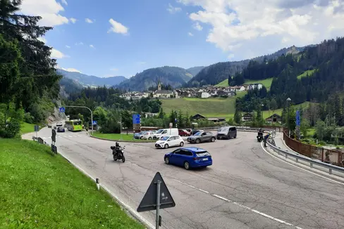 Über einen neuen Kreisverkehr sollen die Fahrzeuge an der stauanfälligen Kreuzung der Gadertaler Staatsstraße und der Landesstraße nach St. Martin in Thurn besser und sicherer geleitet werden. (Foto: Landesabteilung Tiefbau)