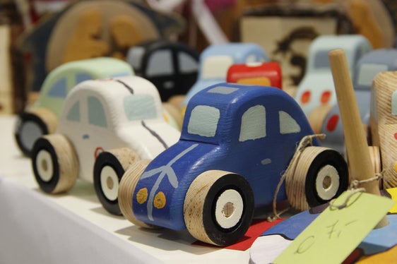 Beim Weihnachtsmarkt im Landhaus 12 gab es heute unter anderem handgefertigtes Kinderspielzeug aus Holz zu bestaunen und zu erwerben. (Foto: LPA/Hannes Wisthaler)