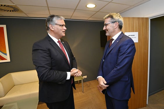 AdR-Präsident Cordeiro (l.) mit LH Kompatscher beim Treffen in Brüssel (Foto: AdR)