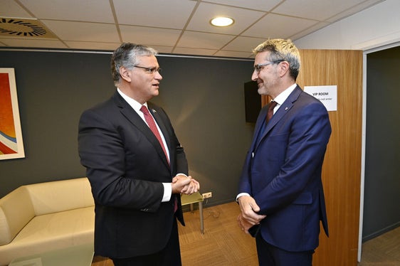 Il presidente Arno Kompatscher nel corso dell'incontro con presidente del Comitato delle Regioni, Vasco Alves Cordeiro (Foto: Unione Europea/EP/DainaLeLardic)