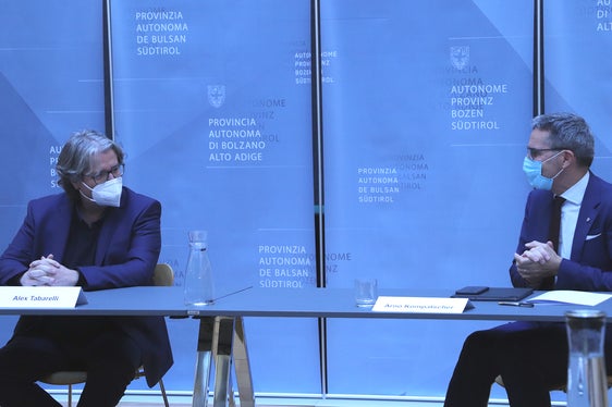 Landeshauptmann Kompatscher im Gespräch mit Coni-Präsident Tabarelli (Foto: LPA)