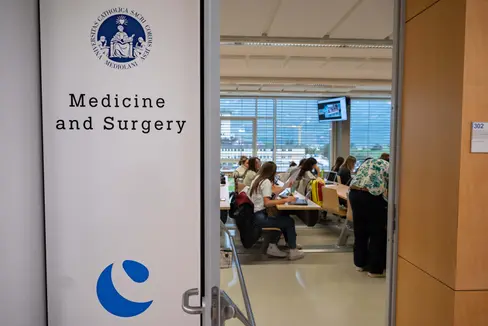 60 Studentinnen und Studenten haben heute (30. September) das neue, englischsprachige Studium Medicine and Surgery an der Claudiana in Bozen begonnen. (Foto: LPA/Greta Stuefer)