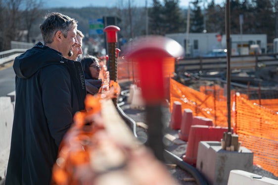 Bei den Tests am 23. Jänner, an denen auch Landesrat für Infrastrukturen und Mobilität, Daniel Alfreider, teilnahm, wurden Anlagen und Barrierefreiheit auf 27 Kilometern Strecke überprüft. Nur der Zug bringt die nachhaltige Mobilität voran, erklärte Alfreider und bezeichnete die Infrastruktur als vollständig saniert. (Foto: LPA/Greta Stuefer)
