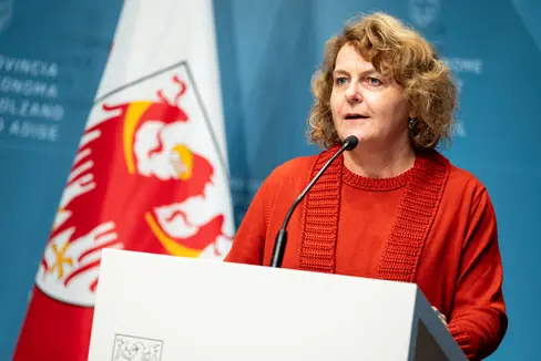 L'assessora Rosmarie Pamer sottolinea che un team di assistenti sociali e infermieri determina chi ha diritto all'assegno attraverso una valutazione della non autosufficienza. (Foto: USP/Fabio Brucculeri)