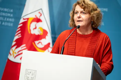 L'assessora Rosmarie Pamer sottolinea che un team di assistenti sociali e infermieri determina chi ha diritto all'assegno attraverso una valutazione della non autosufficienza. (Foto: USP/Fabio Brucculeri)