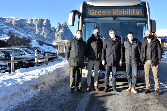 Testfahrt mit dem Elektrobus von Kompatsch bis Saltria auf der Seiser Alm: (v.l.) Andrea Codecasa (Koordinator Evobus Italia), Carlo Greco (Generaldirektor Silbernagl), Landesrat Daniel Alfreider , Helmut Satori (Seiseralm Bahn AG) und Markus Silbernagl (Foto: LPA/Angelika Schrott)