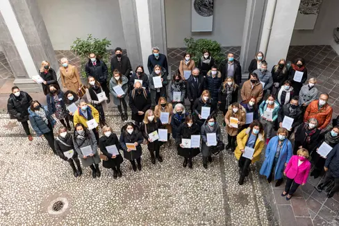 21 datori di lavoro hanno ricevuto oggi (25 novembre) il certificato «audit famigliaelavoro», che promuove una cultura imprenditoriale orientata alle famiglie nelle aziende. (Foto: Camera di Commercio/Marion Lafogler)