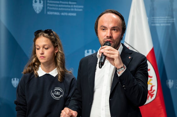 Das primäre Ziel der Charta ist es die Qualität des Unterrichts und ein vertrauensvolles Lernumfeld zu garantieren, sagte Bildungslandesrat Philipp Achammer (links neben ihm Schülervertreterin Julia Moosburger). (Foto: LPA/Fabio Brucculeri)