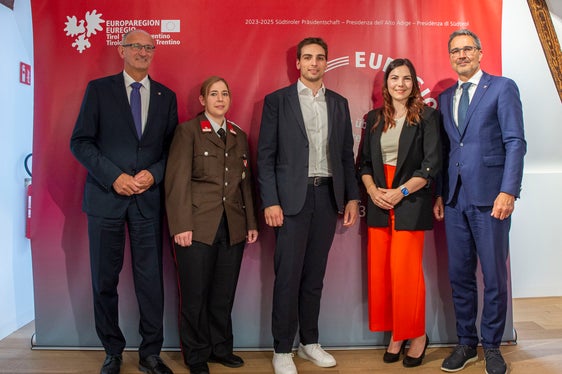 i tre rappresentanti dei territori dell'Euregio premiati per il loro impegno nel volontariato giovanile. Nella foto (da sinistra) tra i presidenti Mattle (all'estrema sinistra) e Kompatscher (all'estrema destra) posano sorridenti Natascha Wolf (Tirolo, Vigili del Fuoco Volontari di Rum), Davide Capsoni (Trentino, Federazione Tennistavolo) e Linda Zeni (Alto Adige, Associazione Unione Diabetici). (Foto: ASP/Fabio Brucculeri)