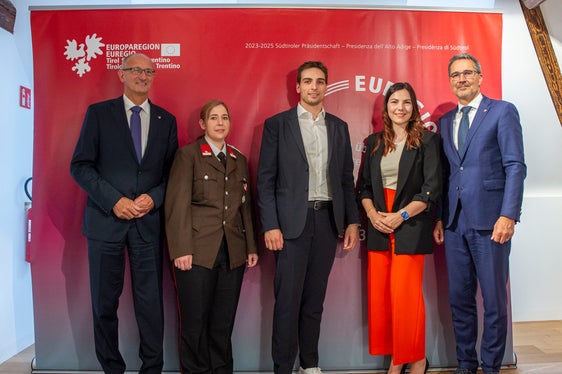 i tre rappresentanti dei territori dell'Euregio premiati per il loro impegno nel volontariato giovanile. Nella foto (da sinistra) tra i presidenti Mattle (all'estrema sinistra) e Kompatscher (all'estrema destra) posano sorridenti Natascha Wolf (Tirolo, Vigili del Fuoco Volontari di Rum), Davide Capsoni (Trentino, Federazione Tennistavolo) e Linda Zeni (Alto Adige, Associazione Unione Diabetici). (Foto: ASP/Fabio Brucculeri)