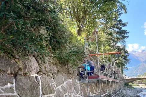 All'altezza del Ponte della Posta a Merano gli addetti dell'Ufficio sistemazione bacini montani ovest sta ripulendo dalla vegetazione i muri di sponda per garantire la sicurezza idraulica in caso di piena. (Foto: Agenzia Protezione civile/Ufficio Sistemazione bacini montani ovest)