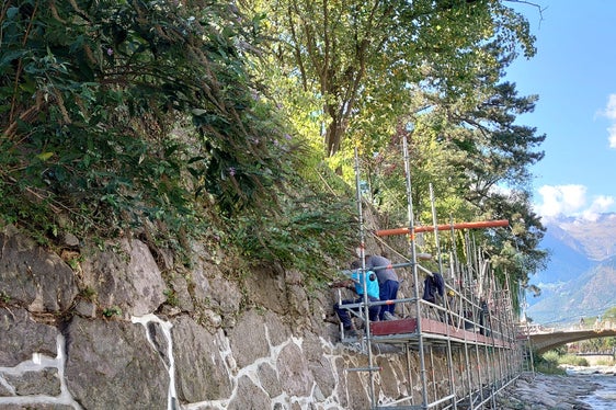 All'altezza del Ponte della Posta a Merano gli addetti dell'Ufficio sistemazione bacini montani ovest sta ripulendo dalla vegetazione i muri di sponda per garantire la sicurezza idraulica in caso di piena. (Foto: Agenzia Protezione civile/Ufficio Sistemazione bacini montani ovest)