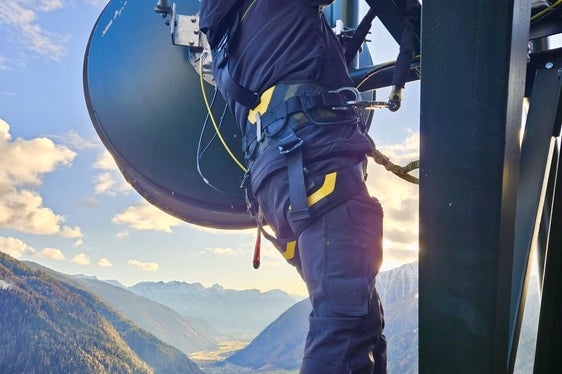 Il tecnico RAS Tobias Bernardi ha installato l'antenna a microonde. (Foto: RAS)