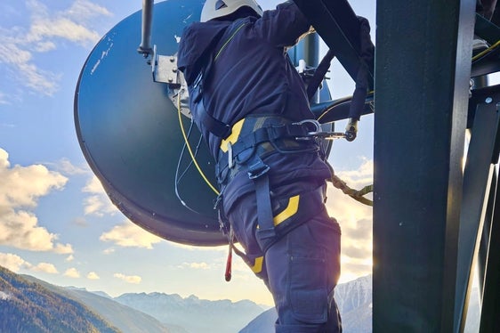 RAS-Techniker Tobias Bernardi montierte die Richtfunkantenne. (Foto: RAS)