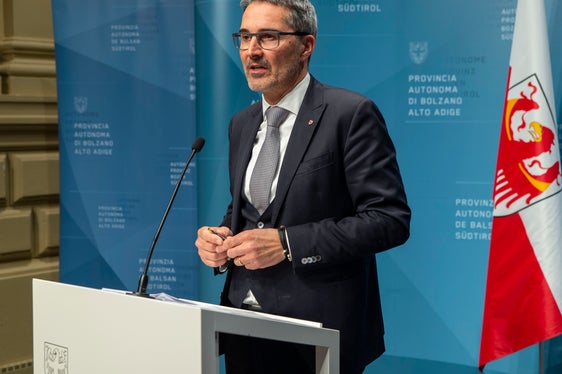 Der Beitritt zu den EU-Partnerschaften, entspricht den Zielsetzungen der Südtiroler Forschungsoffensive, die Südtirol als Forschungsstandort stärken und internationalisieren will, sagte Landeshauptmann Arno Kompatscher. (Foto: LPA/Fabio Brucculeri)