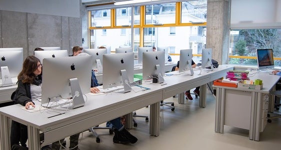 Eine der Informatik-Klassen in der Landesberufsschule für Handwerk und Industrie Luigi Einaudi in Bozen (Foto: LPA)
