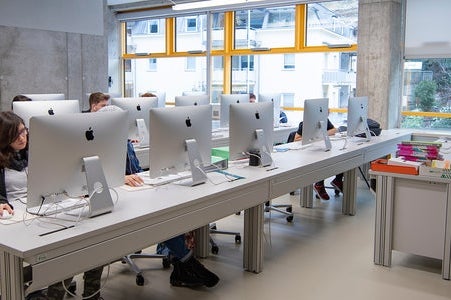 Una delle aule informatiche della Scuola professionale per l'artigianato e l'industria Luigi Einaudi di Bolzano (Foto: ASP)