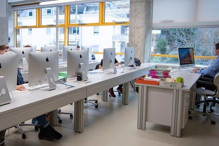 Una delle aule informatiche della Scuola professionale per l'artigianato e l'industria Luigi Einaudi di Bolzano (Foto: ASP)