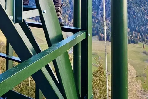 RAS-Techniker Giuseppe Trisolini war einer der Monteure der Richtfunkantenne in Antholz. (Foto: RAS)