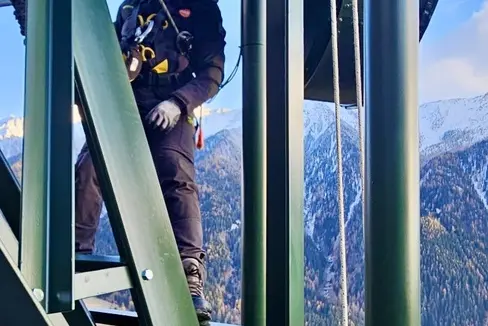 RAS-Techniker Giuseppe Trisolini war einer der Monteure der Richtfunkantenne in Antholz. (Foto: RAS)