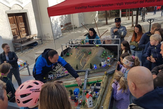 Was passiert bei Hochwasser? Wie kann man sich schützen? Wie verhält man sich angemessen? Das wurde beim heutigen Informationstag Hochwasser in Innichen auf dem Michaelsplatz anschaulich vermittelt. (Foto: LPA/G.News)