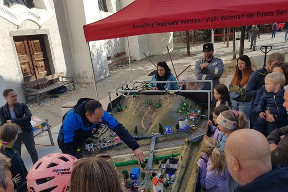 Was passiert bei Hochwasser? Wie kann man sich schützen? Wie verhält man sich angemessen? Das wurde beim heutigen Informationstag Hochwasser in Innichen auf dem Michaelsplatz anschaulich vermittelt. (Foto: LPA/G.News)