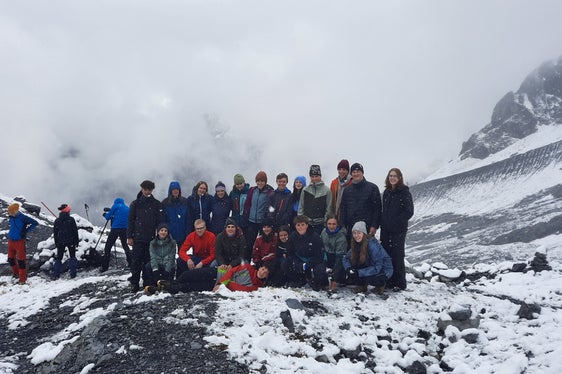 Die Südtiroler und die Würzburger Gruppe beim diesjährigen Glaziologiecamp (Foto: LPA/Susanne Hellrigl/Deutsche Bildungsdirektion)