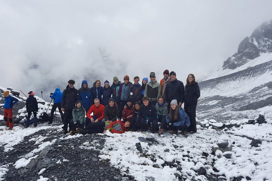 Foto di gruppo per i partecipanti del camp di glaciologia. (Foto: USP/Susanne Hellrigl/Direzione Istruzione e Formazione tedesca)