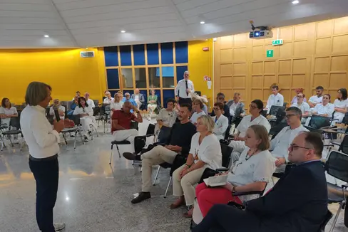 Gesundheitslandesrat Hubert Messner hat sich im Krankenhaus Bozen mit Führungskräften und Mitarbeitenden über aktuelle Herausforderungen und Zukunftsprojekte ausgetauscht und verschiedene Anregungen mitgenommen. (Foto: LPA/Samuel Vieider)