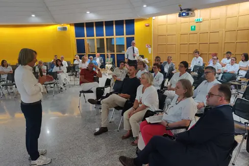 Gesundheitslandesrat Hubert Messner hat sich im Krankenhaus Bozen mit Führungskräften und Mitarbeitenden über aktuelle Herausforderungen und Zukunftsprojekte ausgetauscht und verschiedene Anregungen mitgenommen. (Foto: LPA/Samuel Vieider)