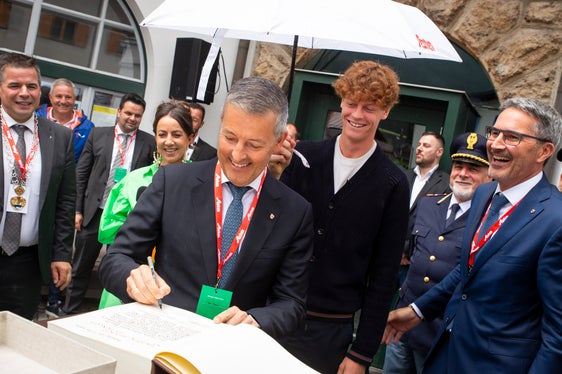 Auch Sportlandesrat Peter Brunner profitierte beim Eintrag ins Goldene Buch vom Edelschirmträger Jannik Sinner. (Foto: LPA/Fabio Brucculeri)