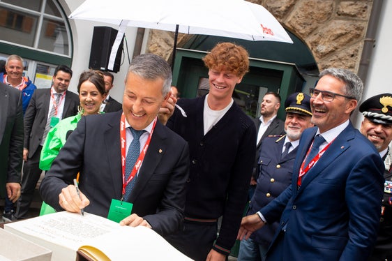 I sorrisi nei momenti davvero speciali. L'assessore allo sport Peter Brunner firma il Libro d’onore del Comune. Jannik è un modello eccezionale per i tanti bambini presenti oggi, non solo per il suo atteggiamento umile, ha detto Brunner. (Foto: ASP/Fabio Brucculeri)