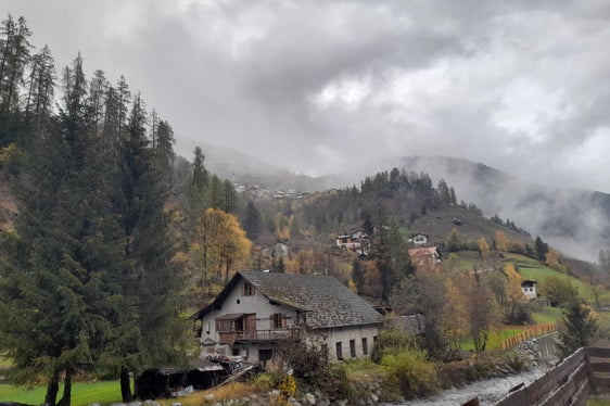 In diesem Oktober die Ausnahme: Ein trüber Tag mit viel Regen am Montag, dem 24. Oktober, in Stilfser Brücke (Foto: LPA/Maja Clara)