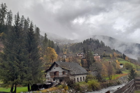 L'eccezione di questo ottobre: una giornata uggiosa con molta pioggia lunedì 24 ottobre a Ponte di Stelvio (Foto: ASP/Maja Clara)
