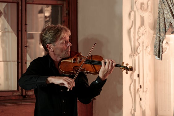 Il violinista Matthias Brommann ha accompagnato musicalmente l'Euregio Soirée a Castel Trostburg. (Foto: ASP/Tiberio Sorvillo)