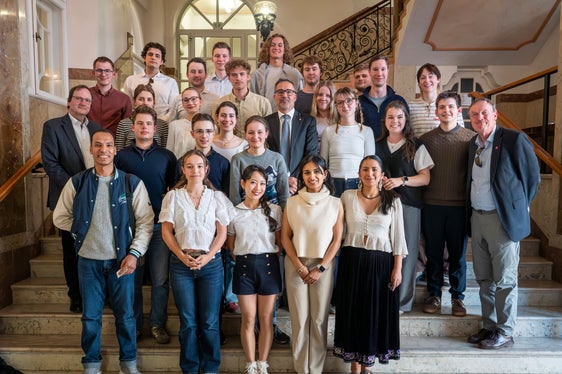 Die Stipendiatinnen und Stipendiaten der Konrad-Adenauer-Stiftung aus Berlin setzten sich bei einem Aufbauseminar in Südtirol mit dem Spannungsfeld zwischen populistischer Anfechtung und innerer Aushöhlung der Demokratie auseinander und diskutierten dabei auch Fragen der Demokratieentwicklung, des Föderalismus sowie demokratischer Innovationen. Ein Höhepunkt war das Treffen mit Landeshauptmann Arno Kompatscher im Palais Widmann. (Foto: LPA/Margit Piok)