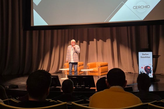 Stefan Gasslitter, der Generaldirektor der Südtiroler Informatik AG (SIAG) während seiner Rede anlässlich der Tagung Digitale Prozesse, Menschen und Geschlechterverhältnis im Zusammenspiel. (Foto: SIAG)