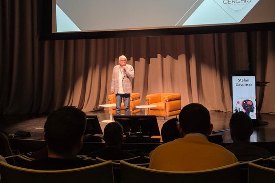 Stefan Gasslitter, direttore generale di Informatica Alto Adige SpA (IAA), durante il suo intervento alla conferenza Rapporto tra processi digitali, persone e genere. (Foto: IAA)