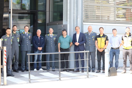 Oberstabsfeldwebel Piergiorgio Ciangola, Kommandant der Flugsektion Südtirol Hauptmann Stefano Leone, Kommandant der Finanzpolizei Bozen General Gabriele Procucci, Präsdent der Südtiroler Berg- und Höhlenrettung Giorgio Gajer, Regionalkommandant der Finanzwache Trentino-Südtirol General Guido Zelano, Landesleiter des Bergrettungsdienstes im AVS Ernst Winkler, Ressortdirektor und Direktor der Agentur für Bevölkerungsschutz Klaus Unterweger, Brigadier Heiko Falkensteiner, Oberstabsfeldwebel Thomas Scalisi, Koordinator des Landesfunkdienstes Markus Rauch, Oberstabsfeldwebel Alessandro Goffredo. (Foto: LPA/Maja Clara)