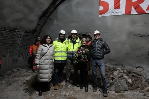 „Der Abbruch der letzten Tunnelwand, der einen Monat vor dem geplanten Termin erfolgte, ist ein lang erwarteter symbolischer Meilenstein für Branzoll und das Land. Möglich wurde dieses Ergebnis durch den Einsatz der Fachkräfte, Arbeiter und beteiligten Unternehmen“, sagte der Landesrat für Infrastruktur, Daniel Alfreider (Bildmitte), zusammen mit Vizebürgermeisterin Margot Pizzini (von links), dem Projektleiter Davide Maniezzo, Bürgermeisterin von Branzoll, Giorgia Mongillo (zweite von rechts) und dem delegierten Strabag-Rat Andrea Marzi. (Foto: LPA/Ingo Dejaco)