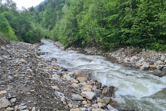 Nachher: Die Wildbacharbeiter haben die orografisch linke Uferschutzmauer des Schnalserbachs auf der Höhe der Recyclinganlage saniert. (Foto: LPA/Landesamt für Wildbach- und Lawinenverbauung West)