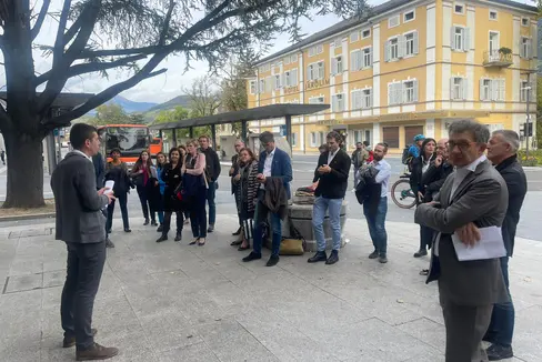 Massimiliano Valle della STA guida i membri del Comitato di sorveglianza del FESR alla visita al Centro di mobilità di Bressanone (Foto: STA - Strutture Trasporto Alto Adige SpA)