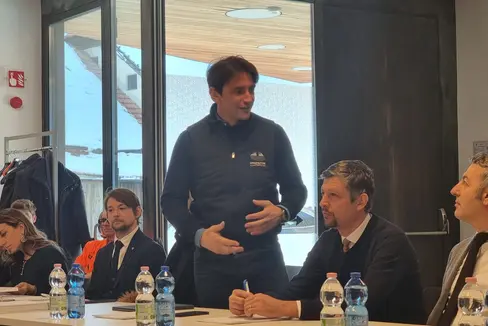 Bei der Besprechung der Bauarbeiten für die Umfahrung Percha: Simico-Verwalter Luigivalerio Sant’Andrea (stehend), Landtagsabgeordneter Daniel Alfreider und Tiefbauabteilungsdirektor Umberto Simone (rechts). (Foto: LPA)