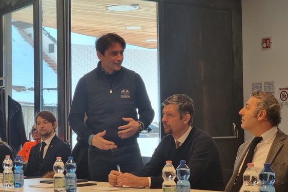 Il commissario di Governo e amministratore delegato della Società Infrastrutture Milano Cortina 2026, Luigivalerio Sant’Andrea (in piedi), nel corso della riunione con il consigliere provinciale Daniel Alfreider e il direttore della Ripartizione Infrastrutture della Provincia, Umberto Simone (a destra). (Foto: ASP)