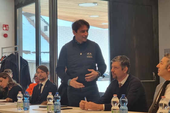 Il commissario di Governo e amministratore delegato della Società Infrastrutture Milano Cortina 2026, Luigivalerio Sant’Andrea (in piedi), nel corso della riunione con il consigliere provinciale Daniel Alfreider e il direttore della Ripartizione Infrastrutture della Provincia, Umberto Simone (a destra). (Foto: ASP)